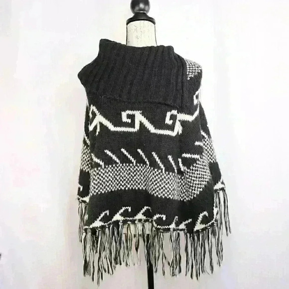 Steve Madden chunky knit Aztec style high/button neck fringe poncho sweater cape - Picture 5 of 10